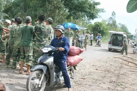 Chở bao cát gia cố khu vực đê xung yếu kênh 8, xã Thạnh Mỹ Tây, huyện Châu Phú. Ảnh: Bình Đại