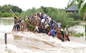 Villagers struggle with all their might to save the breached dyke in Thanh My Tay Commune, Chau Phu District, An Giang Province (Photo: SGGP)
