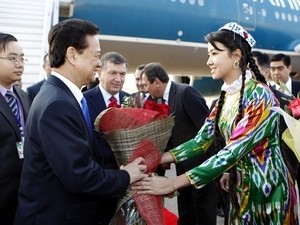 Welcoming ceremony to Prime Minister Nguyen Tan Dung at Uzbekistan International Airport (Photo: VNA)