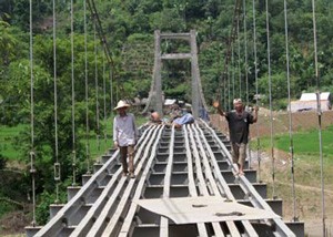 (File) A suspension bridge under construction in Bac Quang District of Ha Giang, one of the six provinces where the ADB-loaned project would improve road conditions (Photo: Ha Giang Newspaper)