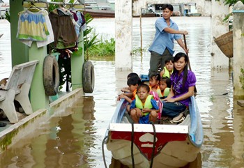 Teachers and children commute by boat to Vinh Hoi Dong Nursery School in An Giang Province (Photo: SGGP)