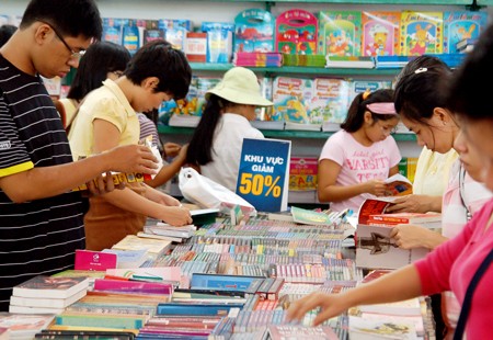 Discounted books attract many readers.(Photo:SGGP)