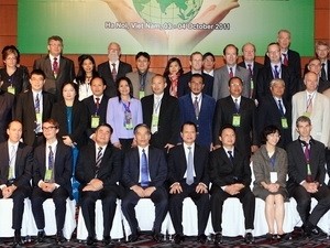 Vietnamese Deputy Prime Minister Vu Van Ninh (front, 4th R) and delegates pose for a group photo in Hanoi October 3, 2011 (Photo: Vietnam News Agency)