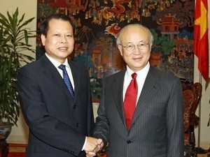 Vietnamese Deputy Prime Minister Vu Van Ninh (L) receives IAEA Director General Yukiya Amano (Photo: Vietnam News Agency)