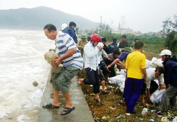 People scrambling to fortify a dyke in Thach Kim Commune of Loc Ha District in Ha Tinh Province (Photo: SGGP)