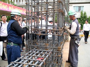 Vina Kyoei Steel workers make a beam and column and join them using the company’s thread steel bars at a reality show at Ho Chi Minh City Polytechnics University Oct. 6, 2011. (Photo: Tuong Thuy)