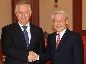 First Secretary of the Communist Party of Ukraine P. Simonenko and Party General Secretary Nguyen Phu Trong (R)