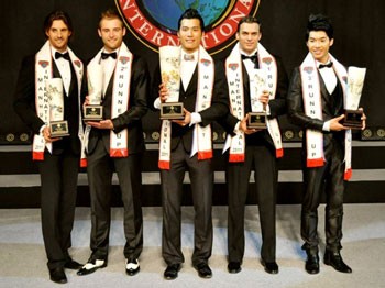 Model Truong Nam Thanh (R) at the award ceremony (Photo: File)