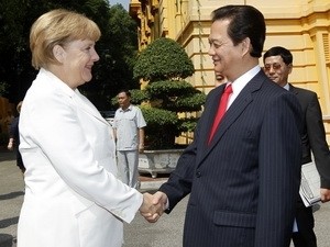 Vietnamese Prime Minister Nguyen Tan Dung (R) meets with German Chancellor Angela Merkel in Hanoi on Oct. 11, 2011 (Photo: Vietnam News Agency)