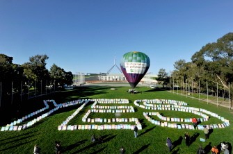 AFP - A hot air balloon stands in front of Parliament House during a pro-carbon tax rally in Canberra on October 12, 2011.