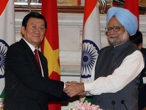 President Sang (L) and Indian PM Manmohan Singh at the signing of cooperation agreements between the two countries