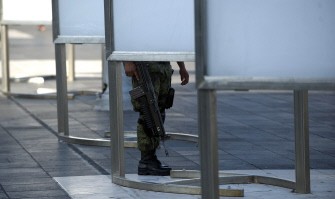 Mexican soldiers patrol the port in Veracruz, on October 12, 2011