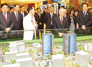 Vietnamese Party General Secretary Nguyen Phu Trong (2nd, R) visits a science and technology establishment in China’s Guangdong Oct. 13, 2011 (Photo: Vietnam News Agency)