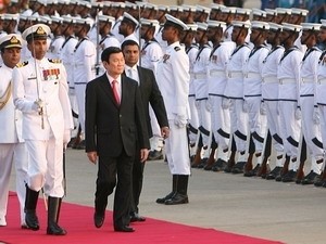Vietnamese President Truong Tan Sang (front) reviews the Sri Lankan honor guards on Oct. 13, 2011 (Photo: Vietnam News Agency)