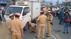 Traffic officers are examining a road crash scene on Truong Trinh Street in Ho Chi Minh City's District 12 (Photo:Tuoi Tre)