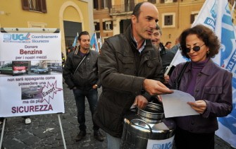 AFP - An Italian policeman (C) collects money to buy petrol during a demonstration on October 18, 2011 in Rome.