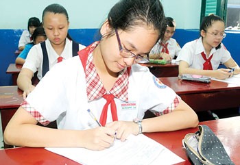 Secondary school students taking part in the "Prudential-Good Essay, Good Writing contest" 2011 in HCMC on October 16. (Photo: Sggp)