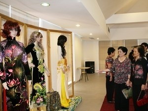 Ao dai by fashion designer Pham Quoc Tuan (Photo: Vietnamplus)