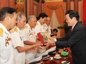 President Truong Tan Sang (R)presents gifts to delegates (Source:VNA)