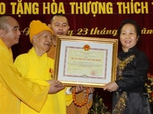 Vice State President Nguyen Thi Doan (R) presents a Ho Chi Minh Order to Most Venerable Thich Thanh Tu in Hanoi on Oct. 23, 2011 (Photo: Vietnam News Agency)
