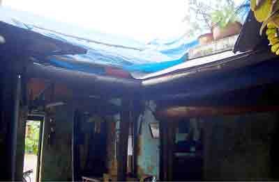 A crumbling dilapidated heritage building in Hoi An Town, in which the owner has used temporary stakes and beams to hold it up (Photo: SGGP)