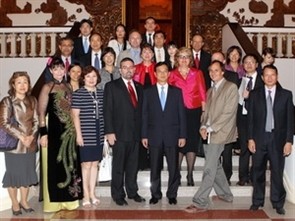 Prime Minister Nguyen Tan Dung (3rd, R, 1st line) poses picture with chief representatives from United Nations organizations in Vietnam