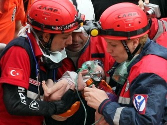 AFP - Rescuers carry two-week-old baby girl Azra Karaduman from the rubble of a collapsed building in Ercis, Turkey's eastern province of Van, on October 25, 2011.
