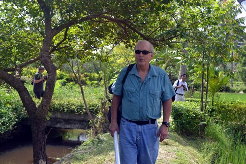 Ronald Haeberle visits My Lai in Oct 24, 2011. (photo:Thanhnien)