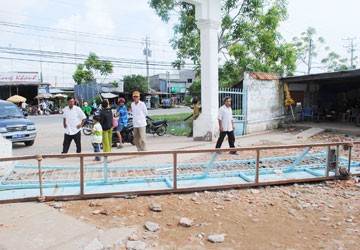 The gate of the Nam Can hospital pulled down by the extremists ( photo:Phapluat)