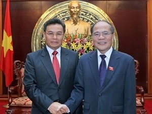 Vietnam’s National Assembly Chairman Nguyen Sinh Hung (R) greets Lao National Assembly Vice Chairman Saysomphone Phomvihane in Hanoi (Photo: Vietnam News Agency)