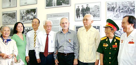 Painter George Burchett - son of Australian journalist Wilfred Burchett (4th, R) at the exhibition