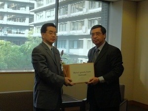 Aid donations presented to Japanese official (Source: VNA)