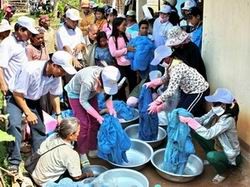 Free distribution of mosquito nets in malaria infected regions (Photo: Government Website)