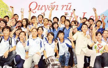 Students send text messages voting for Ha Long Bay at the HCMC Youth Cultural House on October 29 (Photo: SGGP)
