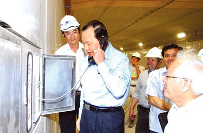 Ho Chi Minh City’s Party chief Le Thanh Hai tests the emergency telephone line inside Thu Thiem Tunnel on October 29, 2011 (Photo: Kim Ngan)