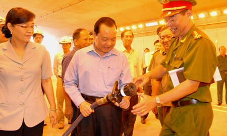 City’s Party chief Le Thanh Hai (C) tests a fire hose inside Thu Thiem Tunnel on October 29, 2011 (Photo: Kim Ngan)