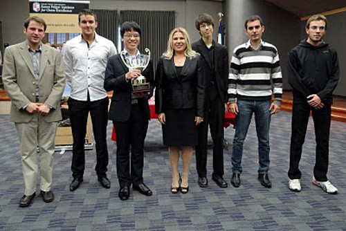 Vietnam’s Le Quang Liem secures the Spice Cup trophy in Texas, USA on October 25, 2011 (Photo: Spice Cup gallery)