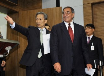 South Korean Defense Minister Kim Kwan-Jin (L) ushers in US Defense Secretary Leon Panetta (R) before a joint press conference in Seoul on October 28, 2011.