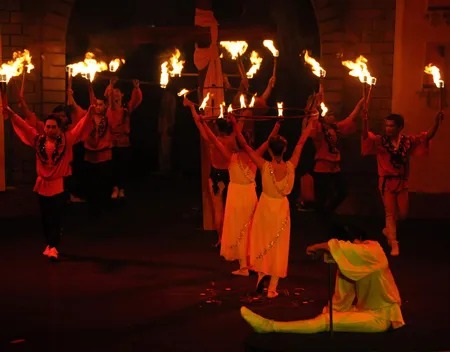 Một số cảnh tạo hiệu quả đẹp từ ngôn ngữ múa và xiếc trong vở diễn