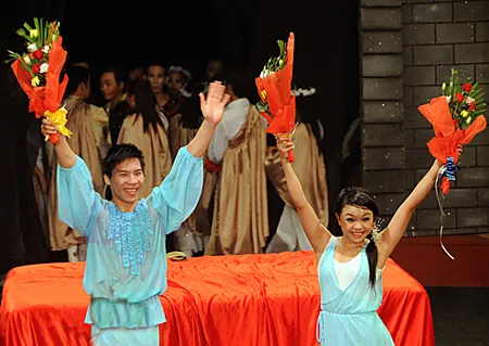 Quốc Nghiệp (trái, vừa đoạt giải thưởng lớn tại Liên hoan Xiếc quốc tế 2011 tại Cuba) trong vai Romeo và Thu Hiền trong vai Juliet nhận hoa khán giả tặng sau đêm diễn