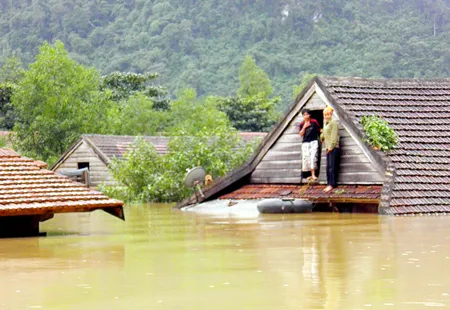 Người dân đợi thuyền đến cứu hộ. Ảnh: Minh Phong