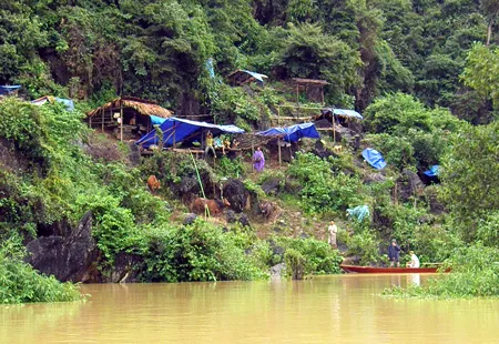 Người dân lên núi tránh lũ. Ảnh: Minh Phong