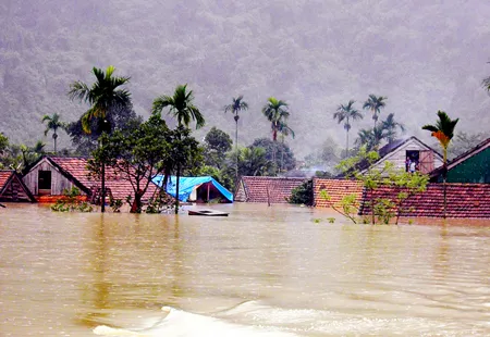 Làng mạc bị lũ vùi dập. Ảnh: Minh Phong