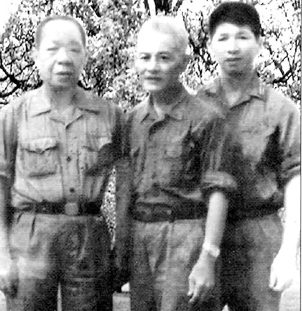 Anh hùng LLVT Bông Văn Dĩa (bìa trái) cùng các thành viên đoàn tàu không số.