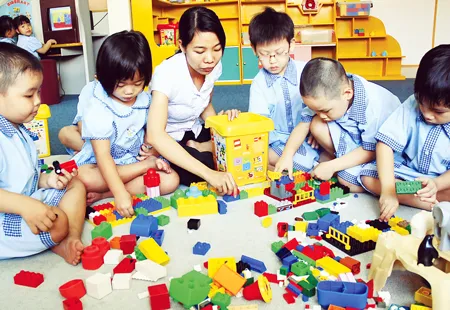 Các cháu ở Trường Mầm non Dân lập Hoàng Mai 1 quận 8 TPHCM trong giờ chơi lắp ráp mô hình. Ảnh: Mai Hải