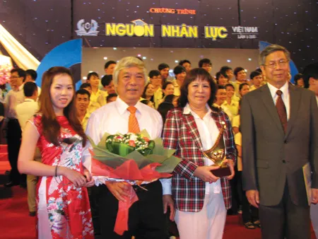 Từ phải sang trái: GS. TSKH Đặng Vũ Minh - Chủ tịch Liên hiệp các hội Khoa Học Kỹ thuật Việt Nam và lãnh đạo APC tại buổi lễ