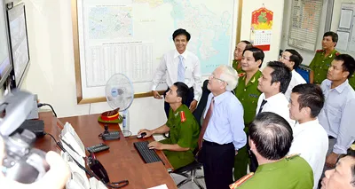 Chủ tịch UBND TPHCM Lê Hoàng Quân đang tham quan hệ thống truyền phát và thu nhận tín hiệu