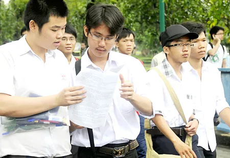 Bộ trưởng Bộ GD-ĐT khẳng định sẵn sàng bỏ kỳ thi 3 chung nếu các trường đưa ra được phương án cụ thể. Trong ảnh: Thí sinh dự thi vào đại học Bách khoa TPHCM trao đổi sau giờ thi. Ảnh: Mai Hải