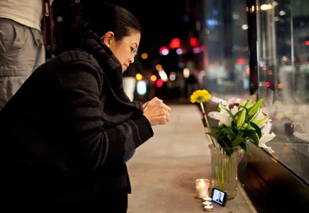 Người dân New York thắp nến tưởng niệm Steve Jobs.