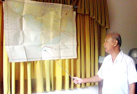 Ông Năm Phước bên tấm hải đồ.